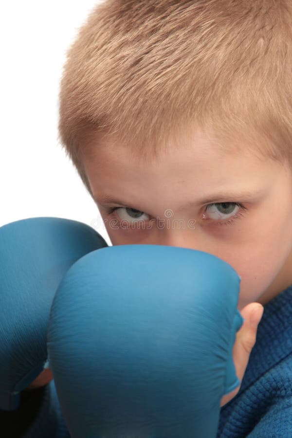 Garçon avec des gants de boxe. photos stock Garçon avec des gants de boxe. photos stock