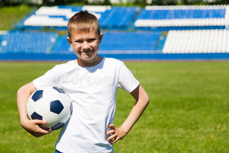 Garçon avec la boule au stade. photographie stock libre de droits Garçon avec la boule au stade. photographie stock libre de droits
