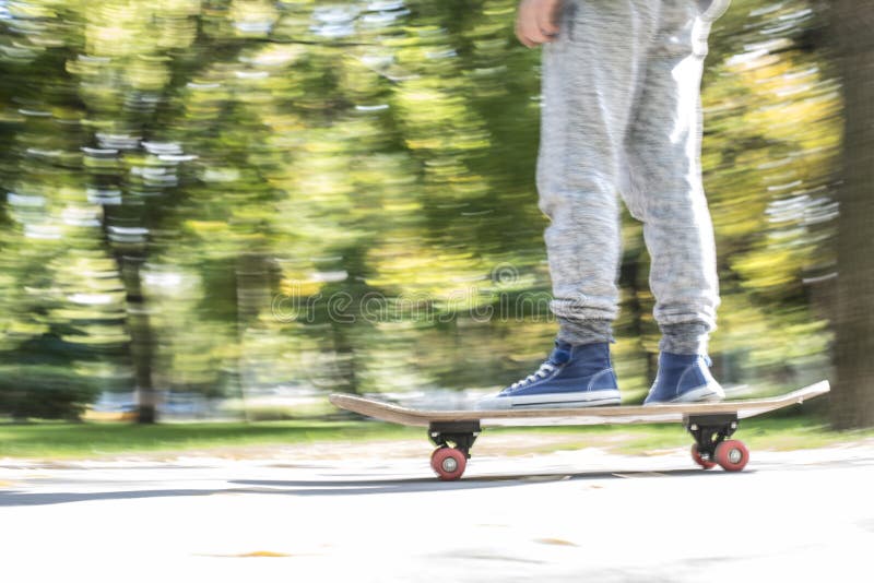 Garçon avec la planche à roulettes images libres de droits Garçon avec la planche à roulettes images libres de droits