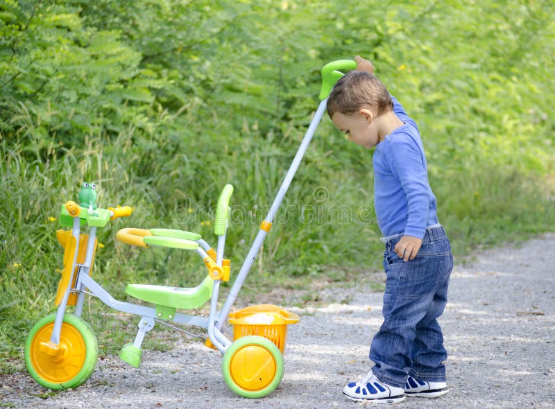 Garçon avec le tricycle photo stock Garçon avec le tricycle photo stock