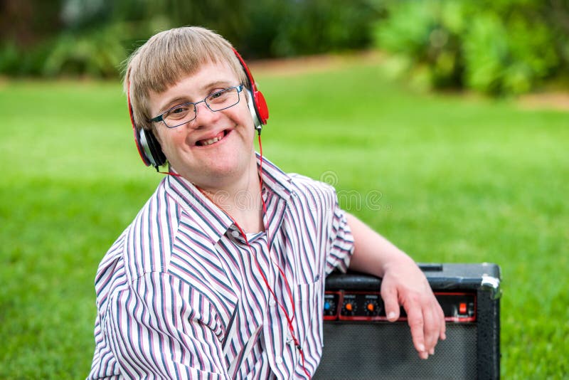 Garçon avec les écouteurs de port de syndrome de Down