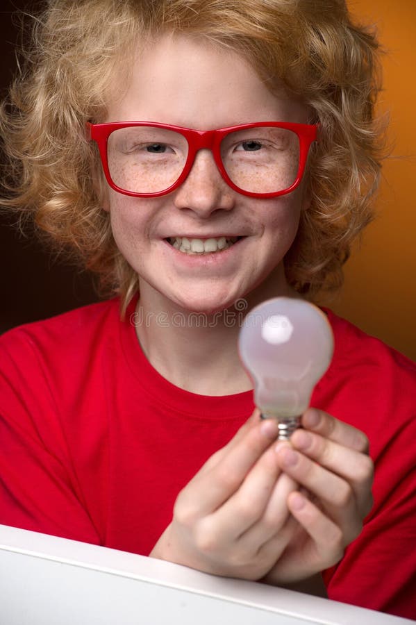 Garçon avec une ampoule. photos stock Garçon avec une ampoule. photos stock