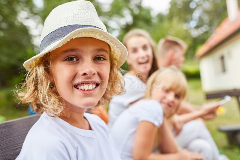 Garçon blond heureux avec le chapeau de paille images libres de droits Garçon blond heureux avec le chapeau de paille images libres de droits