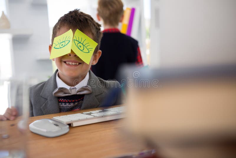 Garçon comme cadre commercial avec les notes collantes sur ses yeux images libres de droits Garçon comme cadre commercial avec les notes collantes sur ses yeux images libres de droits