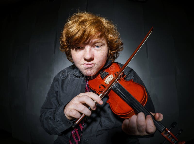Download Garçon Couvert De Taches De Rousseur De Rouge-cheveux Jouant Le Violon Image stock - Image du freckle, effectuer: 77153123