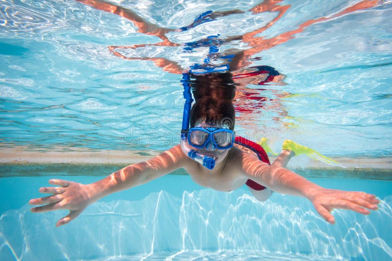 Garçon dans le piqué de masque dans la piscine photographie stock libre de droits Garçon dans le piqué de masque dans la piscine photographie stock libre de droits