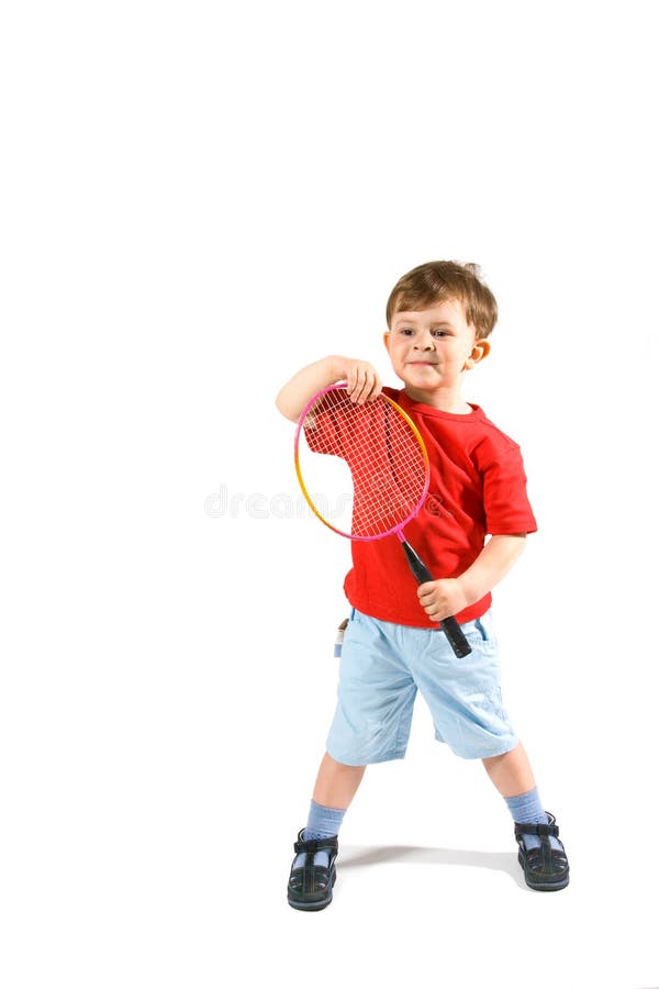 Garçon de badminton peu jouant