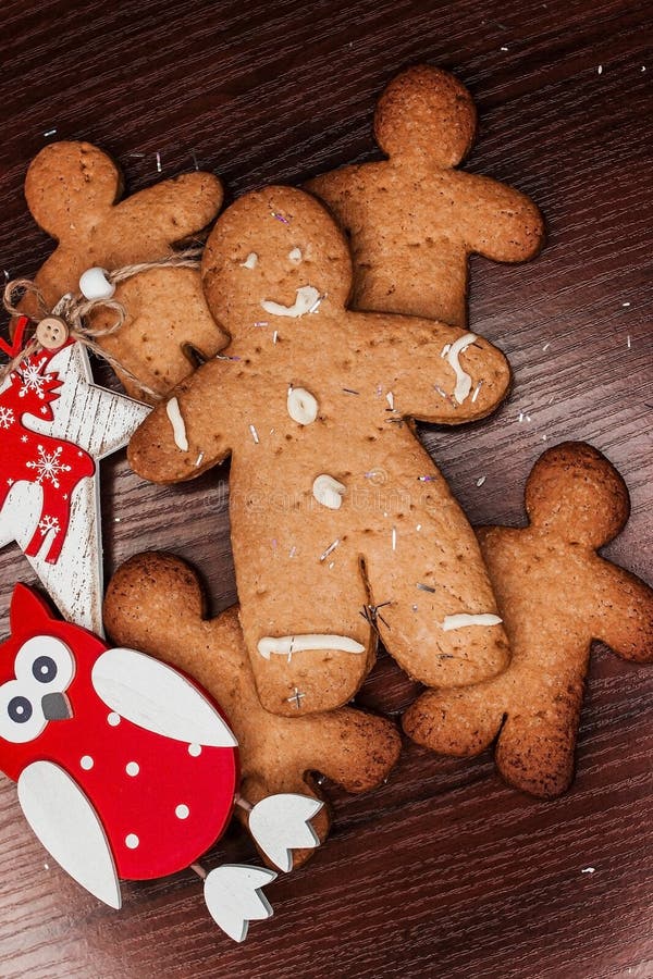 Garçon de biscuit avec les ornements lumineux pour Noël photographie stock Garçon de biscuit avec les ornements lumineux pour Noël photographie stock