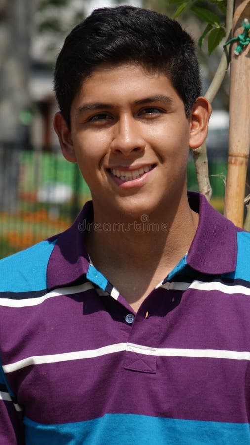 Garçon de l'adolescence de sourire de minorité diverse image stock
