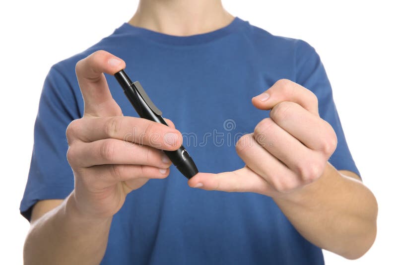 Garçon de l'adolescence employant le stylo de bistouri sur le fond blanc, plan rapproché photo libre de droits Garçon de l'adolescence employant le stylo de bistouri sur le fond blanc, plan rapproché photo libre de droits