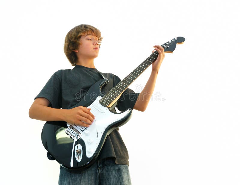 Garçon de l'adolescence jouant la guitare