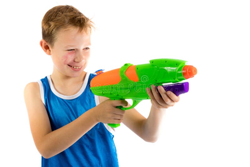 Garçon de la préadolescence jouant avec des armes à feu d'eau image stock Garçon de la préadolescence jouant avec des armes à feu d'eau image stock