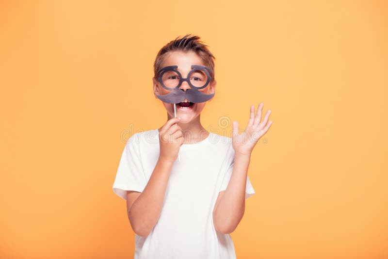 Garçon de petit enfant avec la moustache drôle photos stock Garçon de petit enfant avec la moustache drôle photos stock