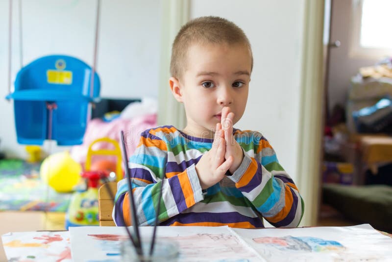 Garçon de petit enfant pensant quoi peindre et dessiner Créativité du ` s d'enfants photographie stock libre de droits Garçon de petit enfant pensant quoi peindre et dessiner Créativité du ` s d'enfants photographie stock libre de droits