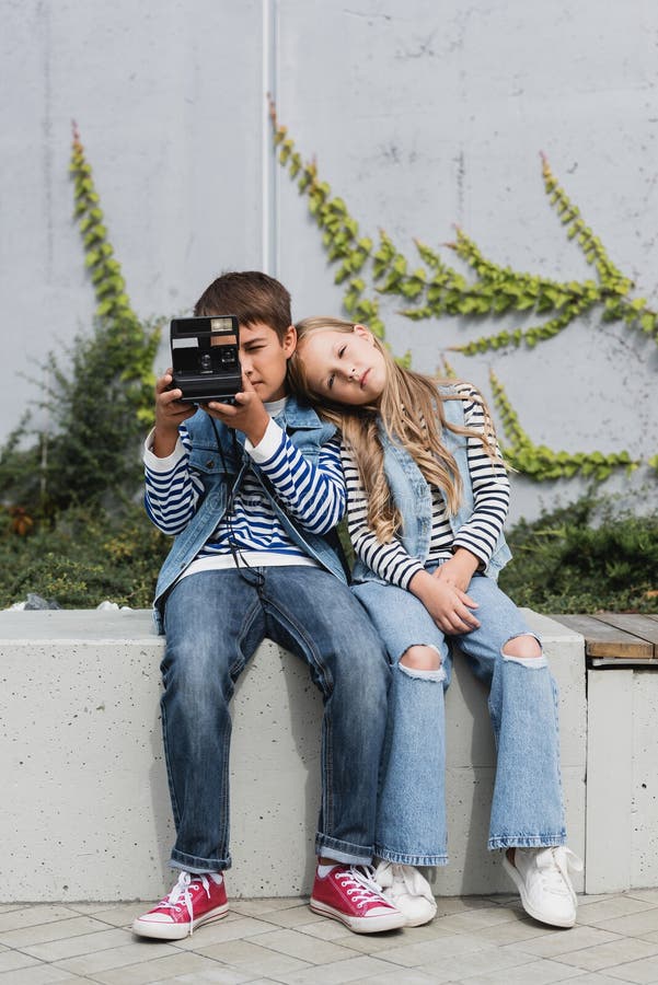 Garçon de prédilection en vêtements stylisés prenant image stock
