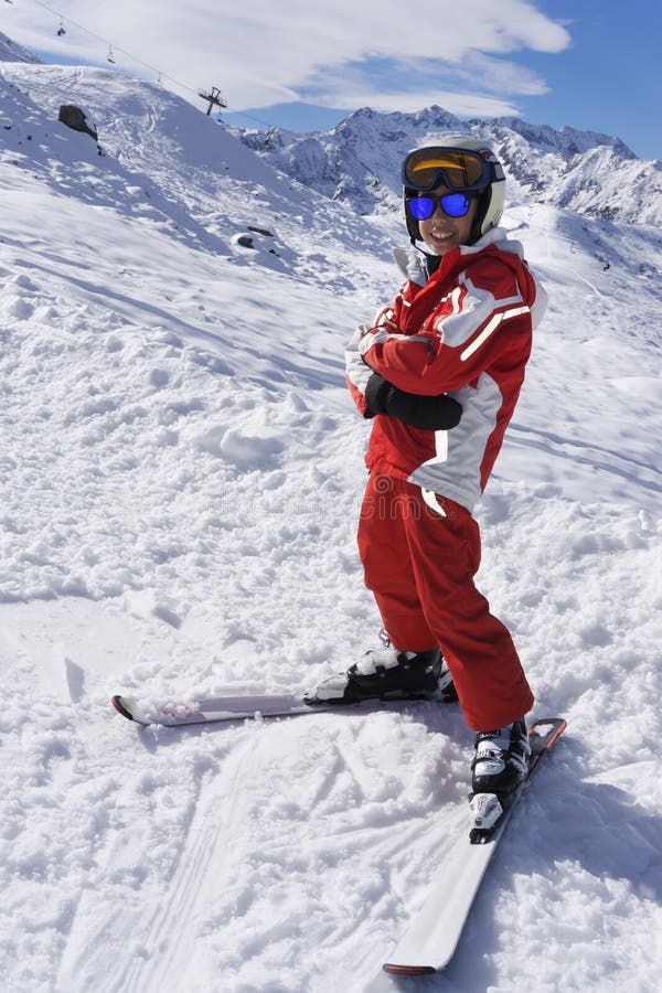 Garçon de sourire dans le costume de ski sur la pente photos libres de droits Garçon de sourire dans le costume de ski sur la pente photos libres de droits