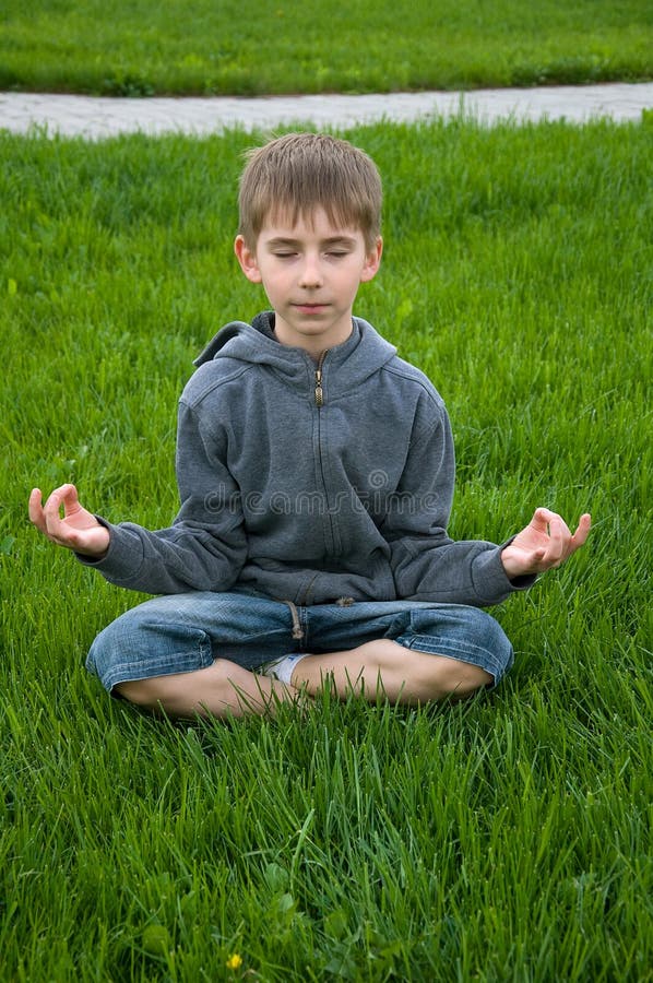 Garçon de yoga photographie stock Garçon de yoga photographie stock