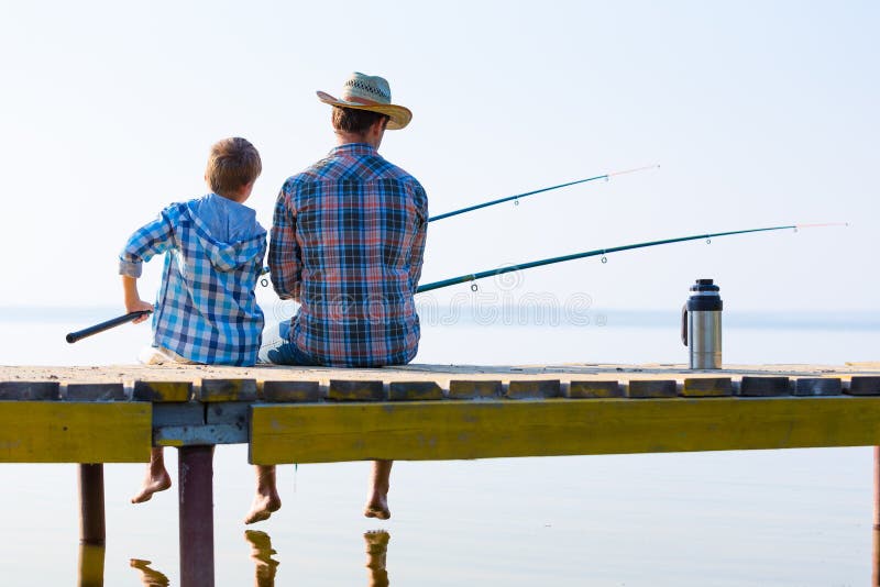 Garçon et son togethe de pêche de père photographie stock libre de droits Garçon et son togethe de pêche de père photographie stock libre de droits