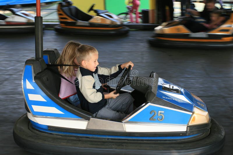 Garçon et une fille à la foire d'amusement photo libre de droits Garçon et une fille à la foire d'amusement photo libre de droits