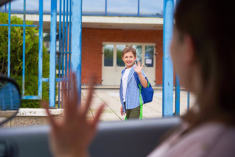 Garçon le matin, va à l'école photo stock Garçon le matin, va à l'école photo stock
