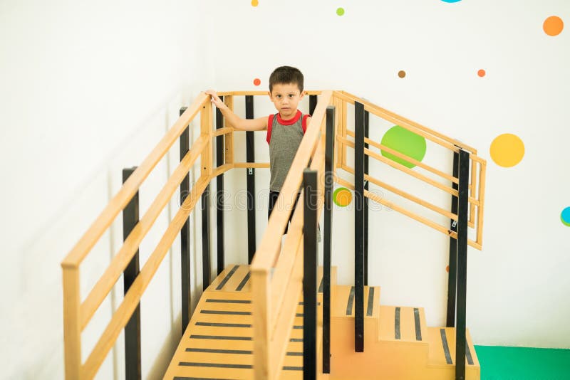 Garçon marchant sur des escaliers et une rampe photographie stock libre de droits