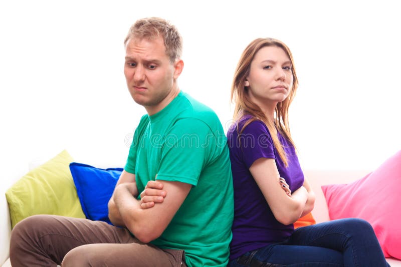 Garçon offensé avec une fille sur le sofa à la maison photographie stock libre de droits Garçon offensé avec une fille sur le sofa à la maison photographie stock libre de droits