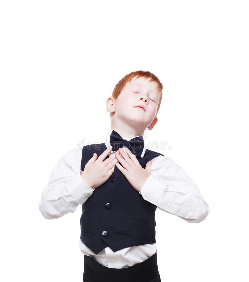 Garçon roux dans le gilet avec le noeud papillon, heureux et avec plaisir images stock Garçon roux dans le gilet avec le noeud papillon, heureux et avec plaisir images stock