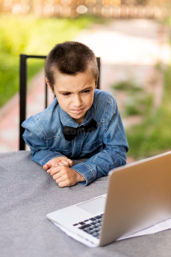Garçon scolaire gai image stock