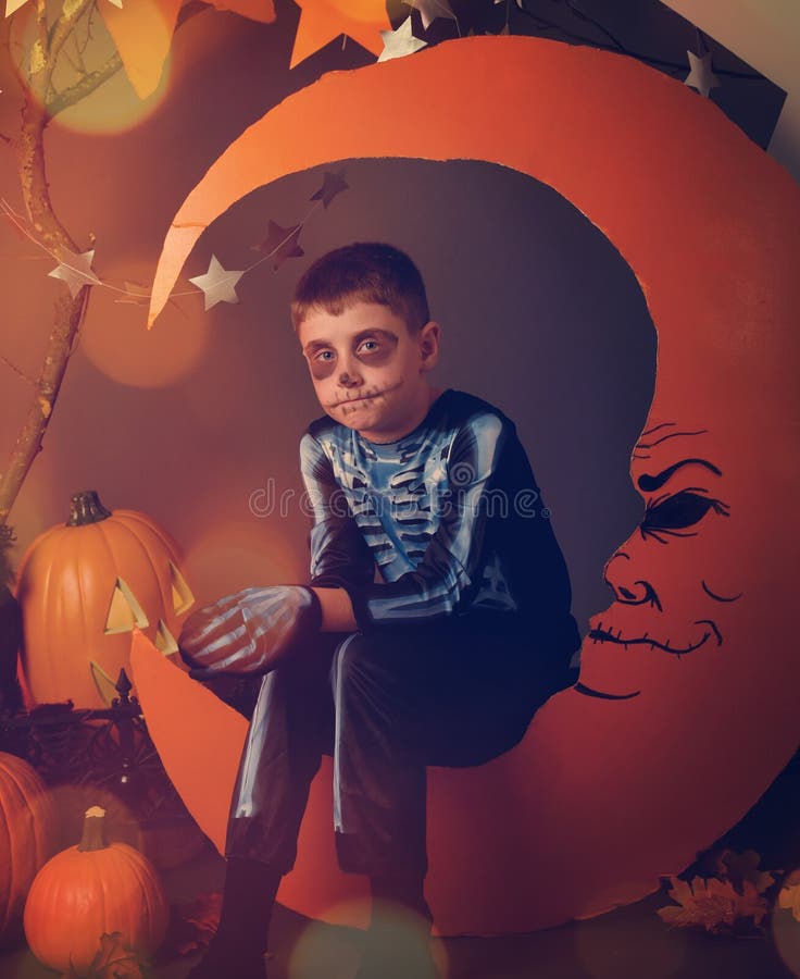 Garçon squelettique dans le costume sur le visage de lune orange illustration de vecteur Garçon squelettique dans le costume sur le visage de lune orange illustration de vecteur