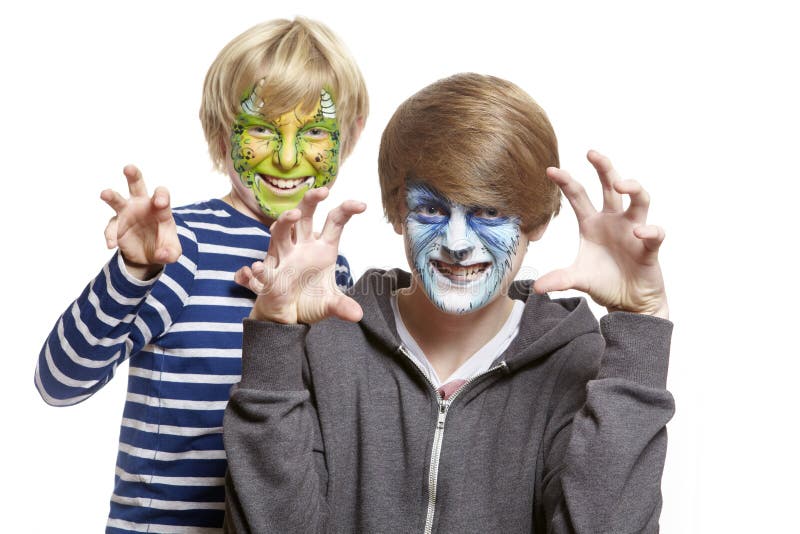 Garçons adolescents et jeunes avec le monstre et le loup de peinture de visage photo stock Garçons adolescents et jeunes avec le monstre et le loup de peinture de visage photo stock