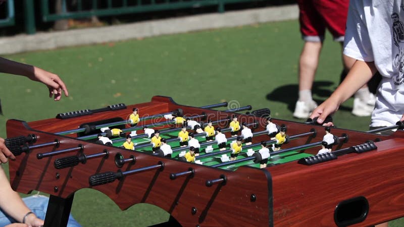 Garçons jouant le football de table (le football)