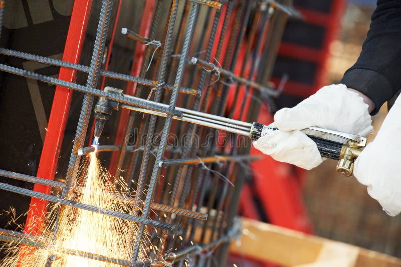 Lavoratore mani protettivo guanti calcestruzzo rafforzamento metallo aste sul costruzione pagine secondo fiamma.