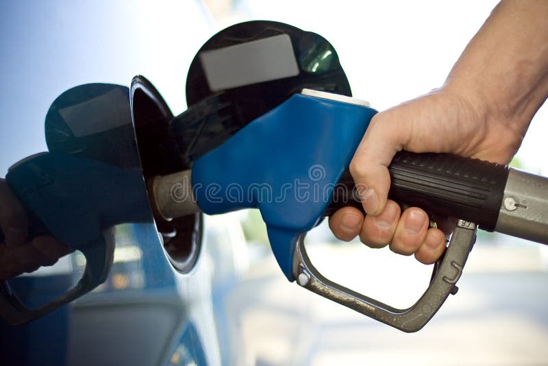 Close-up von einem Herren hand nachfüllen das Auto mit einem gas-Pumpe.