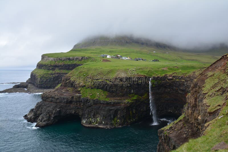 Gasadalur by i Faroe Island royaltyfri bild Gasadalur by i Faroe Island royaltyfri bild