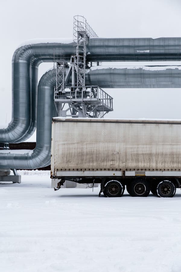 Gasoduto enorme colocado ao longo da rua nevado em Riga, Letónia fotografia de stock Gasoduto enorme colocado ao longo da rua nevado em Riga, Letónia fotografia de stock