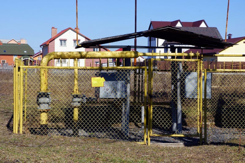 Gasrohre hinter einem Metallgelben Maschenzaun stockfoto Gasrohre hinter einem Metallgelben Maschenzaun stockfoto