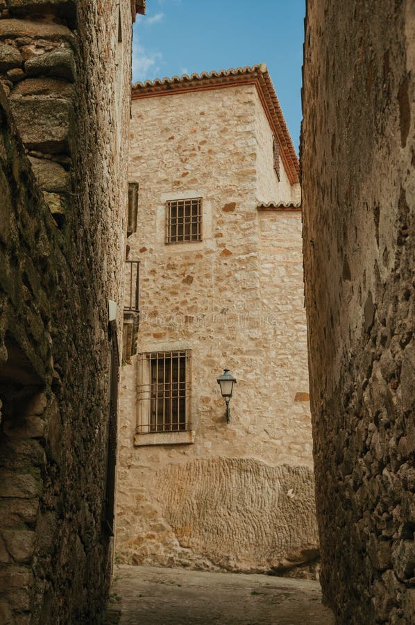 Gasse mit alten Steingebäuden und allgemeine Lampe in Trujillo lizenzfreie stockfotografie Gasse mit alten Steingebäuden und allgemeine Lampe in Trujillo lizenzfreie stockfotografie