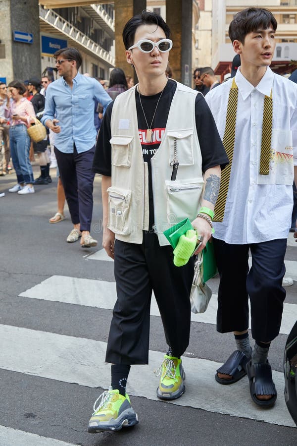 Gast Met Gele Groene Balenciaga Schoenen Beige Jack En Witte