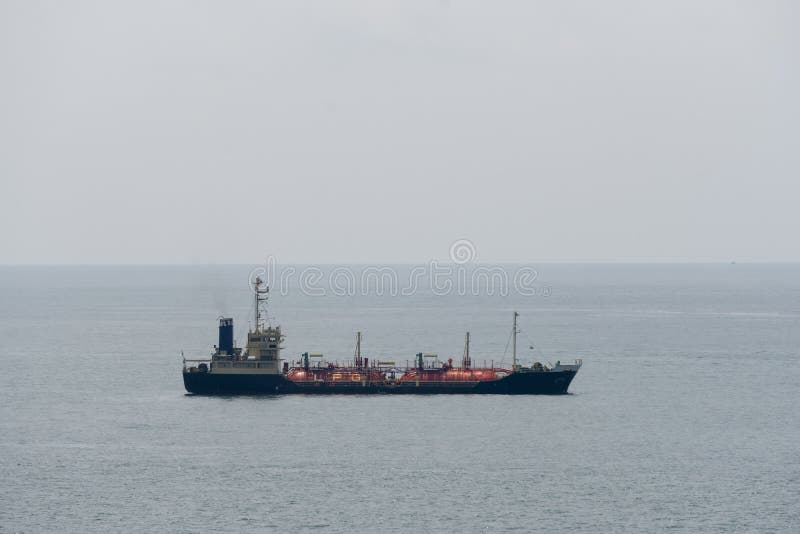 Gastanker Transport zwischen Städten im Meer stockbilder Gastanker Transport zwischen Städten im Meer stockbilder
