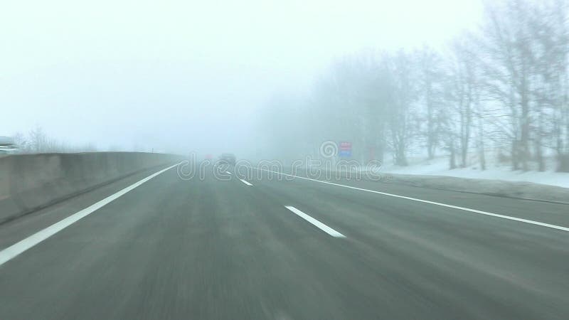 GASTEIN, ΑΥΣΤΡΙΑ ΣΤΙΣ 4 ΦΕΒΡΟΥΑΡΊΟΥ 2017: ομιχλώδης ημέρα, υψηλό βουνό χειμερινού χιονιού ro φιλμ μικρού μήκους GASTEIN, ΑΥΣΤΡΙΑ ΣΤΙΣ 4 ΦΕΒΡΟΥΑΡΊΟΥ 2017: ομιχλώδης ημέρα, υψηλό βουνό χειμερινού χιονιού ro φιλμ μικρού μήκους