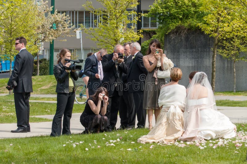 Gasten en familie die foto's van bruid nemen stock foto's Gasten en familie die foto's van bruid nemen stock foto's