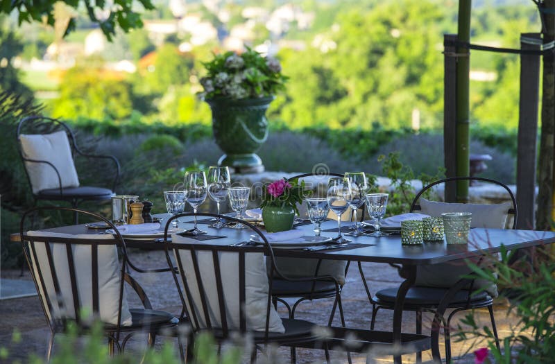 Gastronomia-restaurante - luxo - terraço no verão - vinhedo