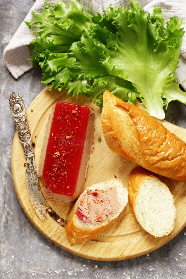 Gastronomische pate DE foie gras met een baguette stock foto Gastronomische pate DE foie gras met een baguette stock foto