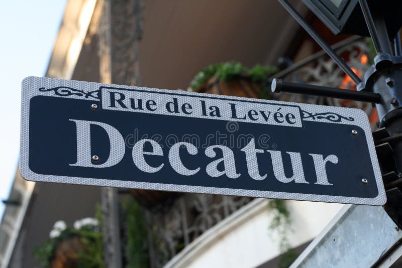 Gata för decaturNew Orleans tecken fotografering för bildbyråer