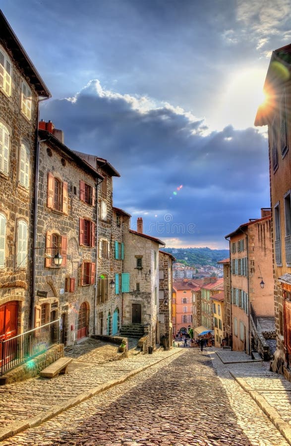 Gata i den historiska mitten av Le Puy-en-Velay royaltyfri fotografi Gata i den historiska mitten av Le Puy-en-Velay royaltyfri fotografi