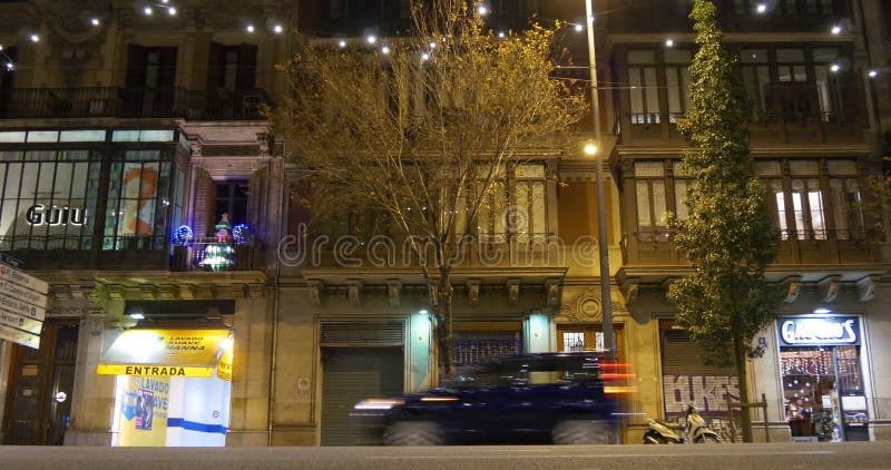 Gata 4k Spanien för trafik för stad för Barcelona nattljus