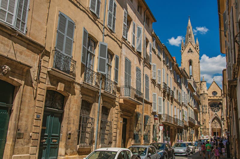 Gata med byggnader och Sanka Jean de Malte Church i Aix-en-provence arkivfoto Gata med byggnader och Sanka Jean de Malte Church i Aix-en-provence arkivfoto
