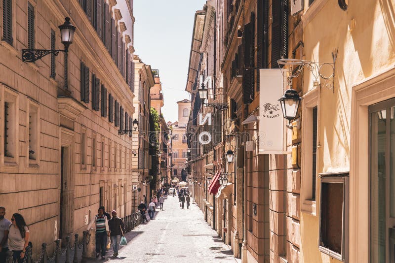 Gata med folk i mitten av Rome arkivfoto Gata med folk i mitten av Rome arkivfoto