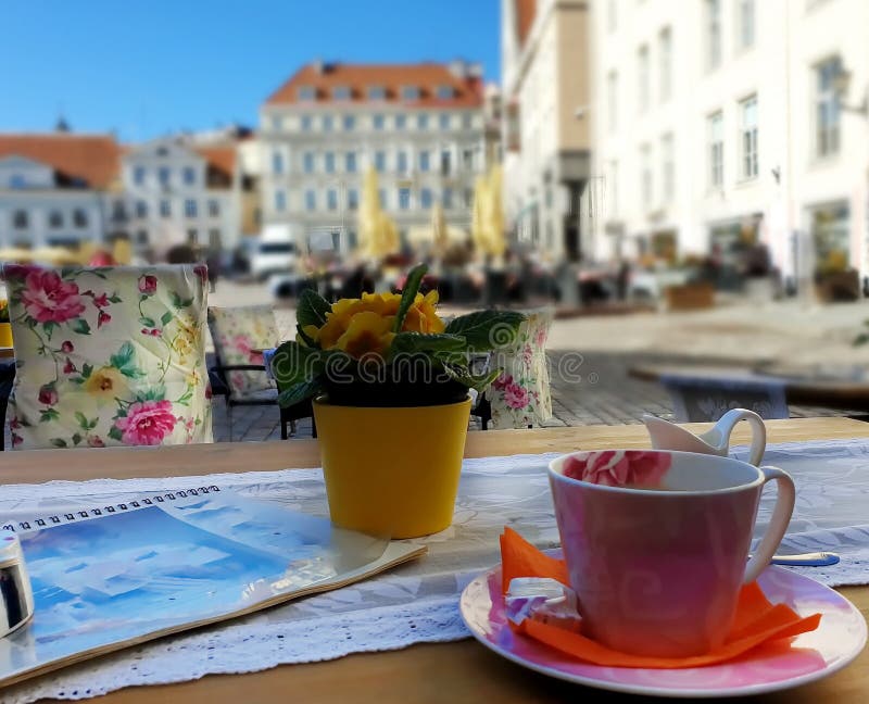 Gatakafét, tabeller och stolar i staden väntar på folk att vila och ha en kopp kaffe i Europa Baltisk gammal stad av royaltyfri bild