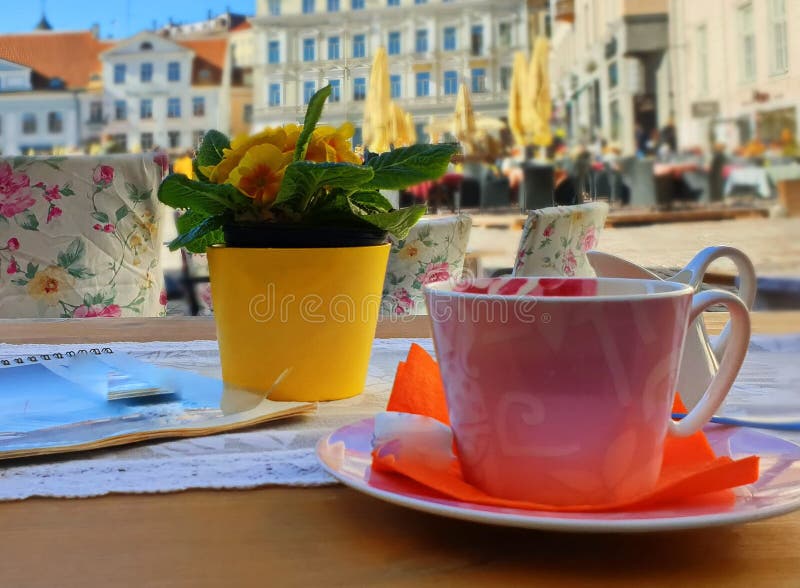 Gatakafét, tabeller och stolar i staden väntar på folk att vila och ha en kopp kaffe i Europa Baltisk gammal stad av arkivbilder